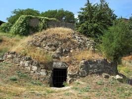 vecchio frigorifero in una grotta foto