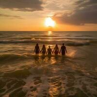 persone gruppo su il spiaggia foto