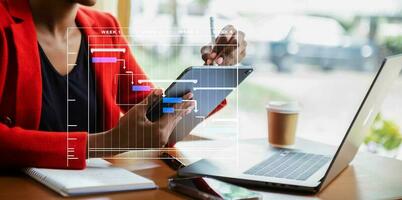 project manager che lavora e aggiorna le attività con la pianificazione dello stato di avanzamento delle pietre miliari e il diagramma di pianificazione del diagramma di Gantt. affari che lavorano con smartphone, tablet foto