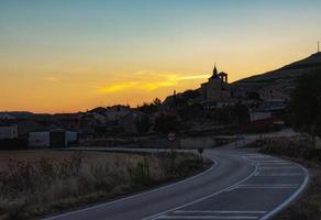 bella vista di una città agricola al tramonto foto