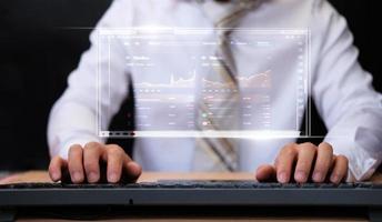 uomo d'affari che analizza i dati finanziari del grafico di trading forex foto