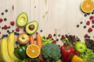 verdure e frutta sul tavolo di legno, concetto di cibo sano foto