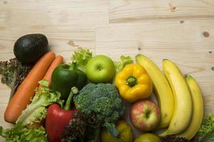 verdure e frutta sul tavolo di legno, concetto di cibo sano foto