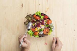 insalata su tavola di legno, concetto di cibo sano foto