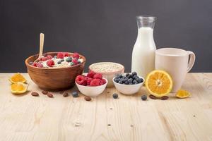 ingredienti sani per la colazione sul tavolo di legno, concetto di cibo sano foto