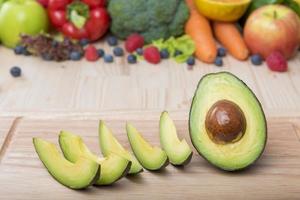 avocado su tavola di legno, concetto di cibo sano foto