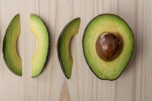 avocado su tavola di legno, concetto di cibo sano foto