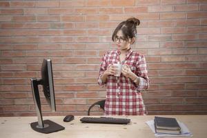 la bella donna sta lavorando in ufficio a casa foto