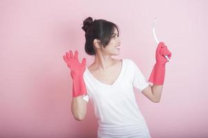 bella casalinga asiatica sorridente su sfondo rosa foto