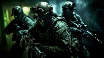 un' militare speciale forze squadra infiltrarsi un' alta sicurezza facilità, utilizzando notte visione occhiali e soppresso armi da fuoco foto