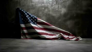 americano bandiera su buio calcestruzzo con gratuito spazio foto