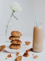 biscotti di farina d'avena fatti in casa sani con noci. concetto di cibo vegano sano. foto