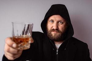 bell'uomo elegante con la barba che indossa un cappotto nero con cappuccio foto