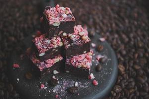 Fondente al cioccolato fatto in casa con fragole e pinoli foto