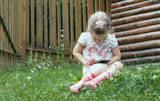 giovane bambino in età prescolare che utilizza lo smartphone era digitale kids foto