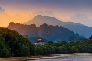 fiume di montagna fiume leggero a krabi, thailandia tempio grotta della tigre atmosfera bellezza natura foto