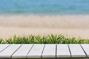 sfondo del mare ed erba su un pavimento di legno bianco. foto
