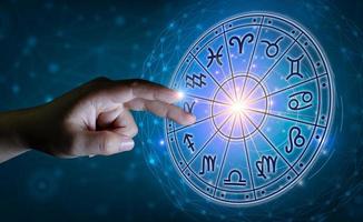 segni zodiacali all'interno del cerchio dell'oroscopo. astrologia nel cielo con molte stelle e lune concetto di astrologia e oroscopi foto