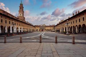vista della famosa piazza rinascimentale nel centro storico di vigevano