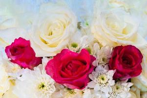 bouquet di rose bianche sullo sfondo