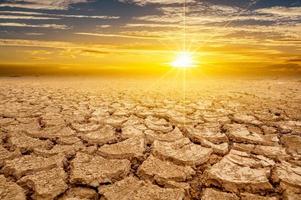 Arido suolo argilloso sole deserto globale worming concetto incrinato terra bruciata suolo siccità paesaggio desertico tramonto drammatico dramatic