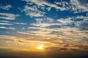 cirrocumulus cielo mattutino nuvole piccole e grandi sono dense del sole sottostante