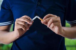 giornata mondiale senza tabacco uomini pausa sigaretta e manda una sigaretta