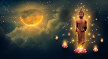 Buddha in piedi su un loto nel cielo di notte la grande luna è lo sfondo foto
