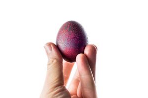 uova di pasqua con decorazione, tenute per mano maschile. foto