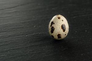 uova di quaglia su sfondo di pietra nera. prodotto biologico. foto