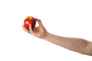 uomo che tiene in mano una mela rossa. isolato su sfondo bianco.