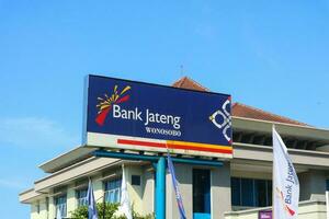 wonosobo, Indonesia - aprile 5, 2023 - cartello di banca jateng in giro wonosobo piazza foto