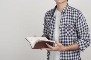 primo piano di un ragazzo con un libro foto