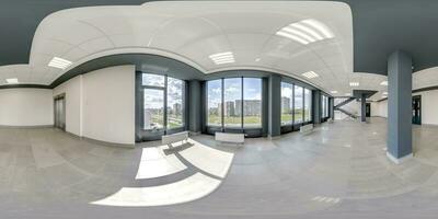 pieno senza soluzione di continuità sferico hdri 360 panorama Visualizza nel vuoto moderno sala con colonne, porte e panoramico finestre nel equirettangolare proiezione, pronto per ar vr soddisfare foto