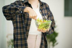 asiatico donna dieta peso perdita mangiare fresco fresco fatti in casa insalata salutare mangiare concetto foto