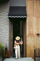 bellissimo turista apertura il porta. femmina mano apertura Hotel foto