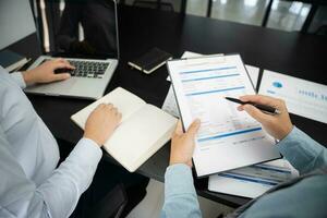 asiatico attività commerciale persone incontro design idee professionale investitore Lavorando nuovo inizio su progetto. uomo d'affari e donna d'affari Lavorando insieme incontro concetto foto