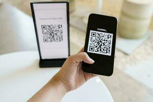 qr codice pagamento. e portafoglio. uomo lettura etichetta accettato creare digitale pagare senza denaro.scansione qr codice in linea shopping senza soldi pagamento e verifica tecnologia concetto. foto