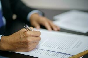 il consulente legale presenta al cliente un contratto firmato con martelletto e diritto legale. concetto di giustizia e avvocato foto