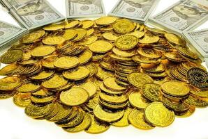 pila monete d'oro e banconote da 100 usd