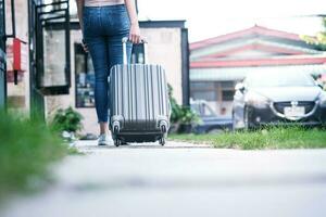 viaggiatore donna trasporto bagaglio. turista a piedi con valigie viaggio stile di vita concetto. foto