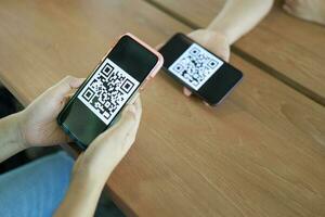 qr codice pagamento. donna lettura qr codice in linea shopping senza soldi tecnologia concetto. foto