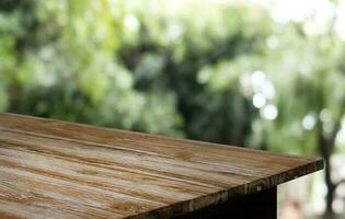 vuoto di legno tavolo nel davanti di astratto sfocato sfondo di caffè negozio . può essere Usato per Schermo o montaggio il tuo prodotti.mock su per Schermo di Prodotto foto