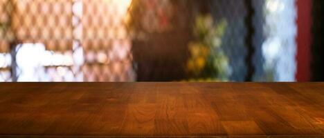 vuoto di legno tavolo nel davanti di astratto sfocato sfondo di caffè negozio . può essere Usato per Schermo o montaggio il tuo prodotti.mock su per Schermo foto