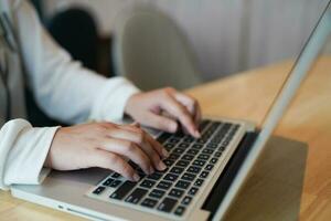 attività commerciale uomo Lavorando con il computer portatile. giovane attività commerciale uomo pensiero concentrato a opera. foto