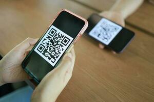 qr codice pagamento. donna lettura qr codice in linea shopping senza soldi tecnologia concetto. foto