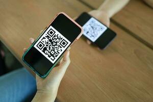 qr codice pagamento. donna lettura qr codice in linea shopping senza soldi tecnologia concetto. foto