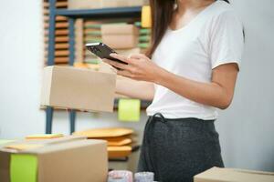 asiatico donna preparazione pacchetto consegna scatola spedizione per shopping in linea consegna posta servizio persone e spedizione concetto foto