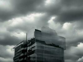 un' Vintage ▾ vecchio edificio con buio nuvole nel il cielo, ai generazione. foto