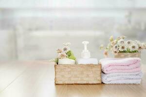 asciugamani su di legno superiore tavolo con copia spazio su sfocato bagno sfondo. foto